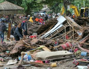 印尼万丹发生海啸 幸存主唱痛失妻子抱头痛哭