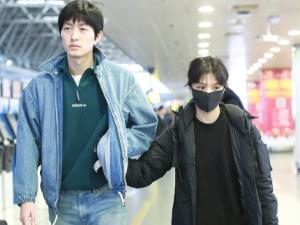 金大川春夏机场牵手 两人大方承认恋情对视一幕超甜