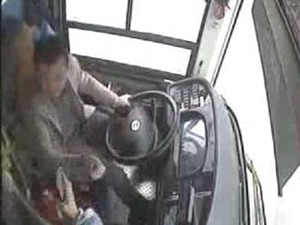 重庆公交坠江原因被揭开 女乘客动手打司机的原因让人心痛