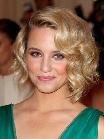 时尚句看的中长发发型图片 2012最流行