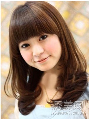 动感长刘海打造唯美小脸，眼前一亮的魅力发型