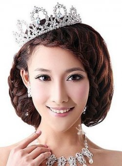 皇冠式麻花辫盘发发型，演绎贵族雅致的名媛风