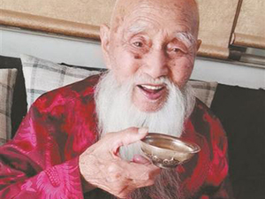 百岁老人成网红 三餐不离酒竟成健康长寿秘诀？