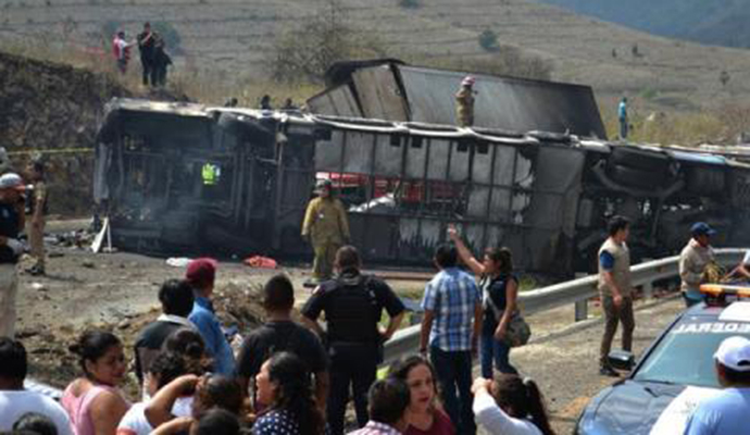 墨西哥交通事故21死